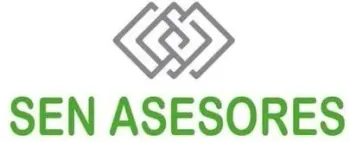 Logotipo para SEN ASESORES, que presenta cuadrados grises entrelazados sobre texto verde.