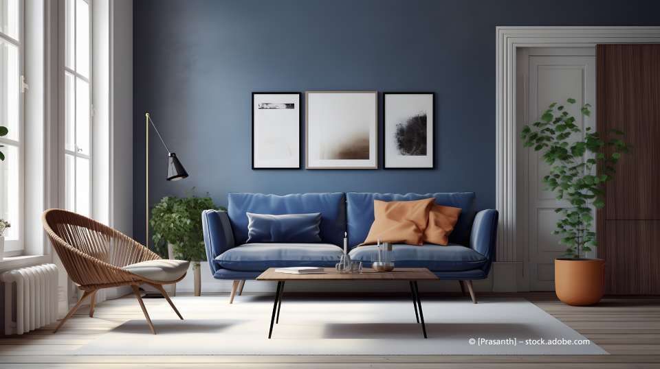 Wohnzimmer mit blauer Wand und blauem Sofa