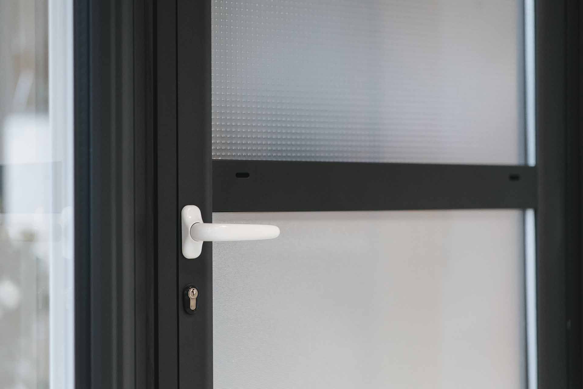 Une porte d'entrée vitrée