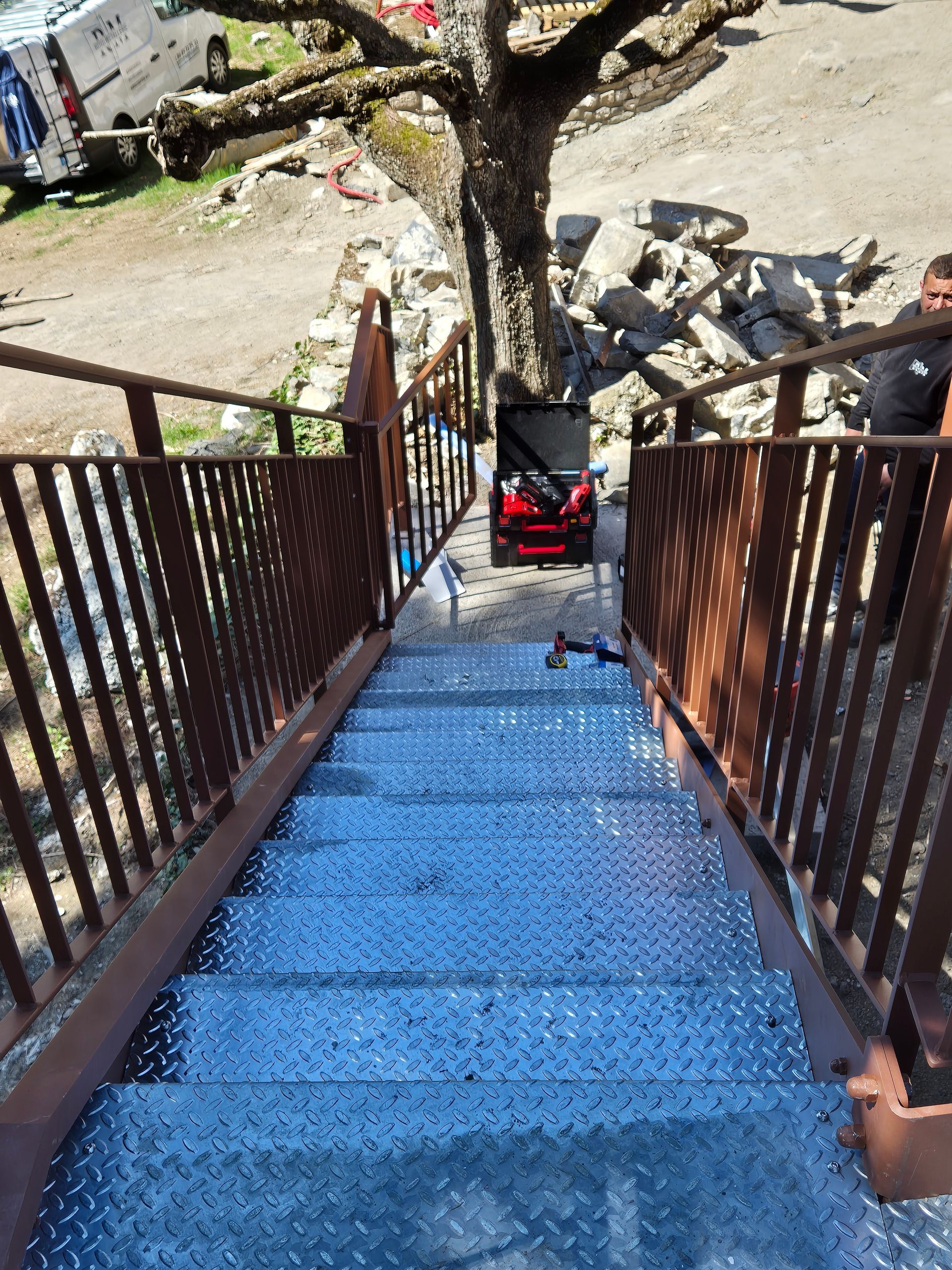 Pose d'un escalier et du garde-corps en acier