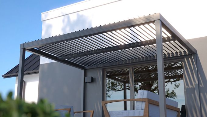 Une pergola en cours d'installation devant une baie vitrée
