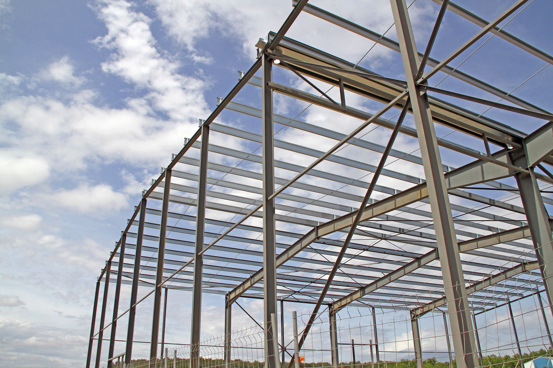 Montage d'une ossature métallique : charpente en métal