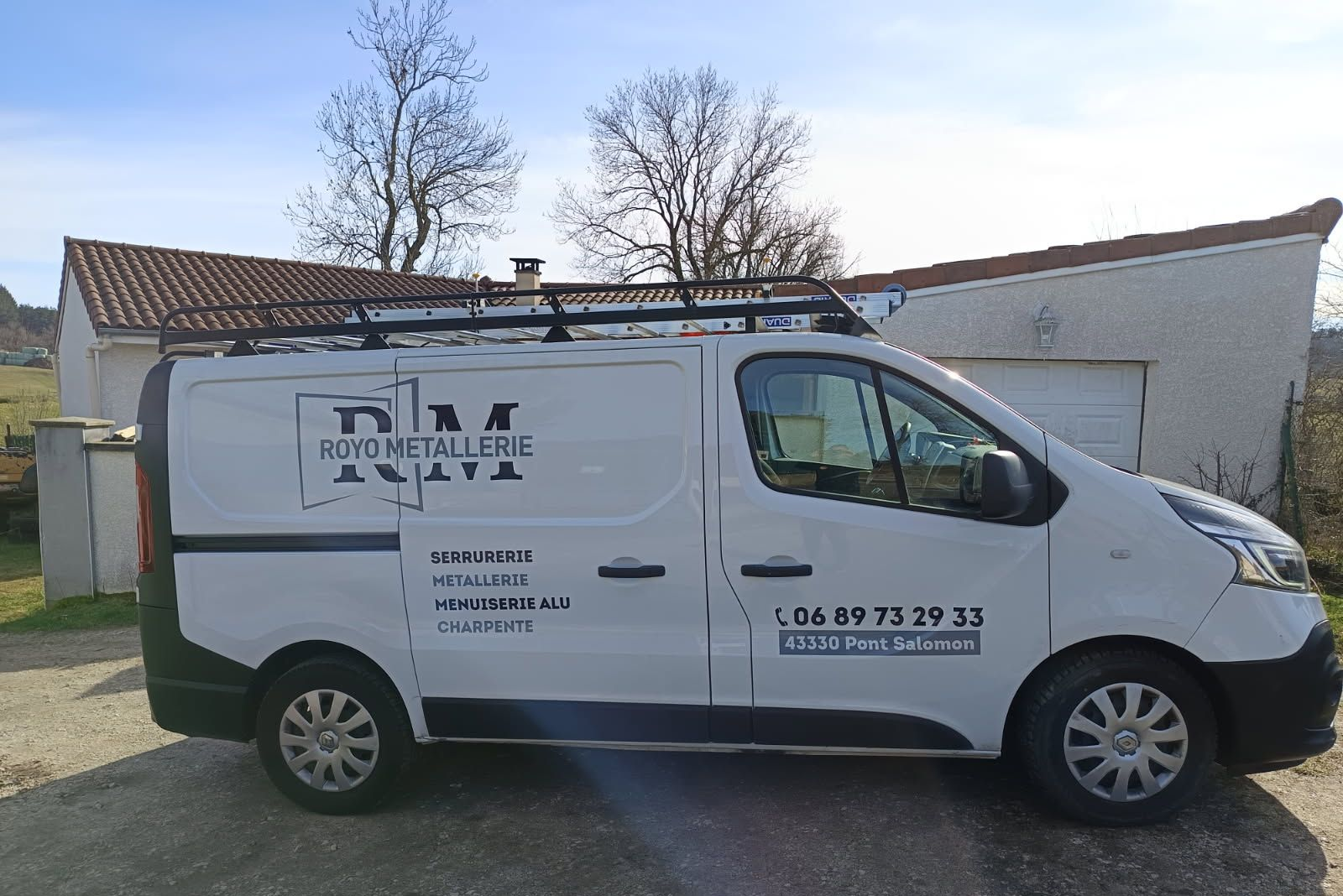 Le camion de l'entreprise de serrurerie et de métallerie