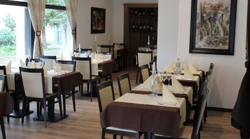 Gedeckte Tische im Zentrum Restaurant-Pizzeria