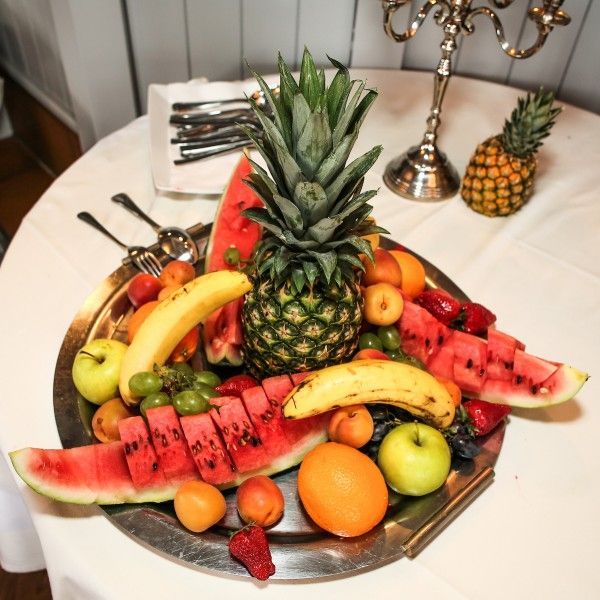 Teller mit Ananas, Melone und anderen Früchten