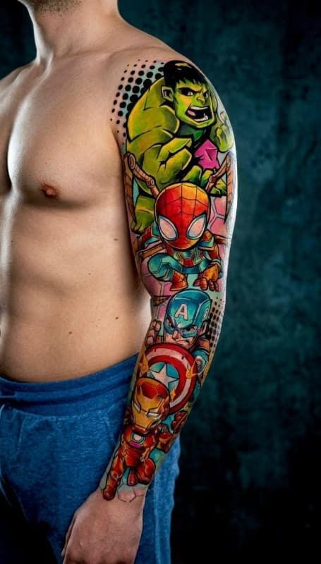 Tatuaje colorido de superhéroes que cubre la parte superior del brazo y el hombro de una persona, con Hulk, Spider-Man y el Capitán América.