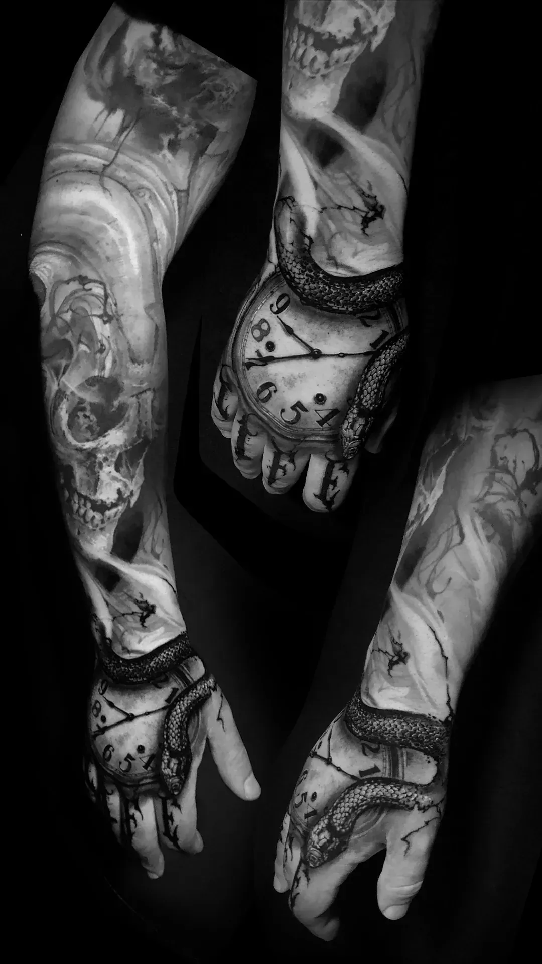 Fotografía en blanco y negro de tres brazos con elaborados tatuajes; son visibles una calavera, un reloj y una serpiente.