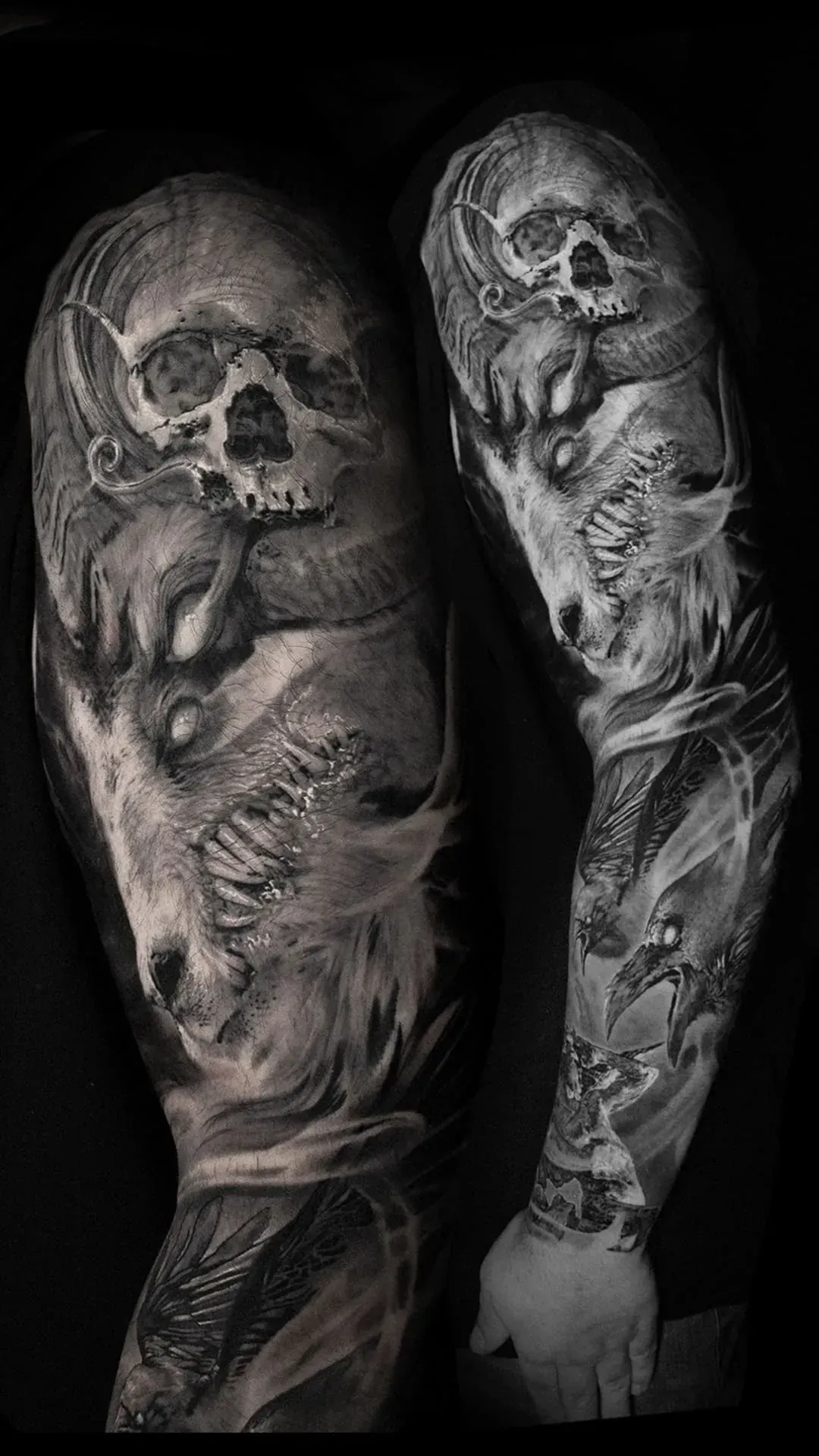 Tatuaje en el brazo en blanco y negro de un lobo con calavera, sombreado detallado y otras criaturas.