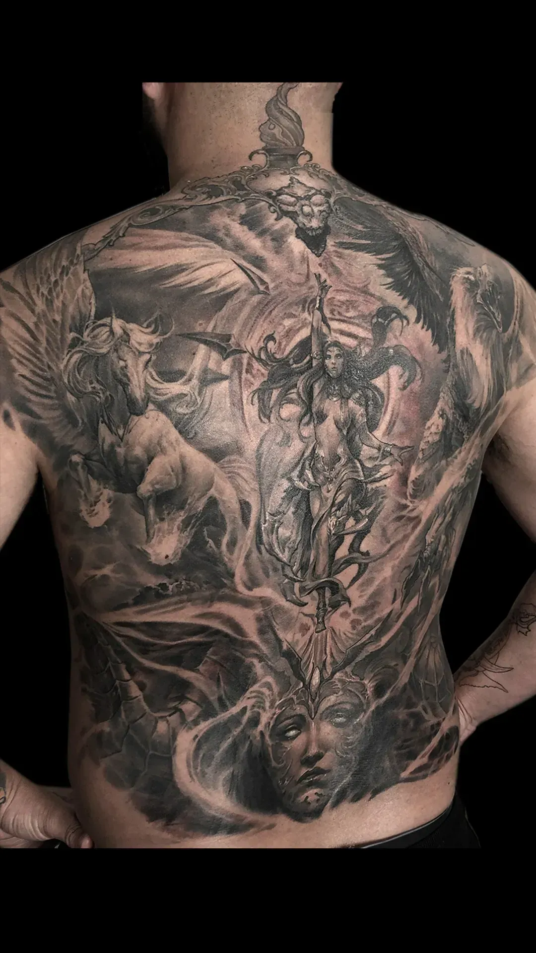 Tatuaje detallado en la espalda, en negro y gris.