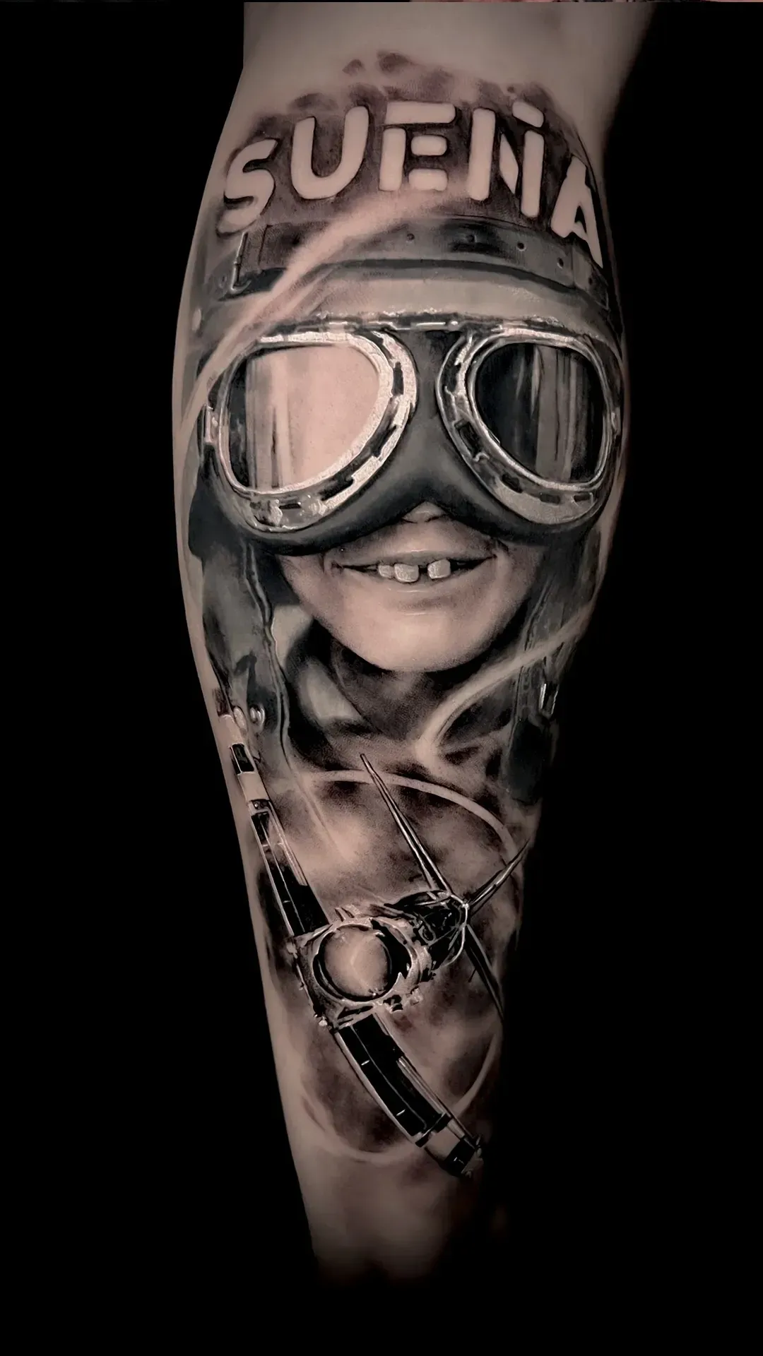 Tatuaje de un niño con gafas de aviador con