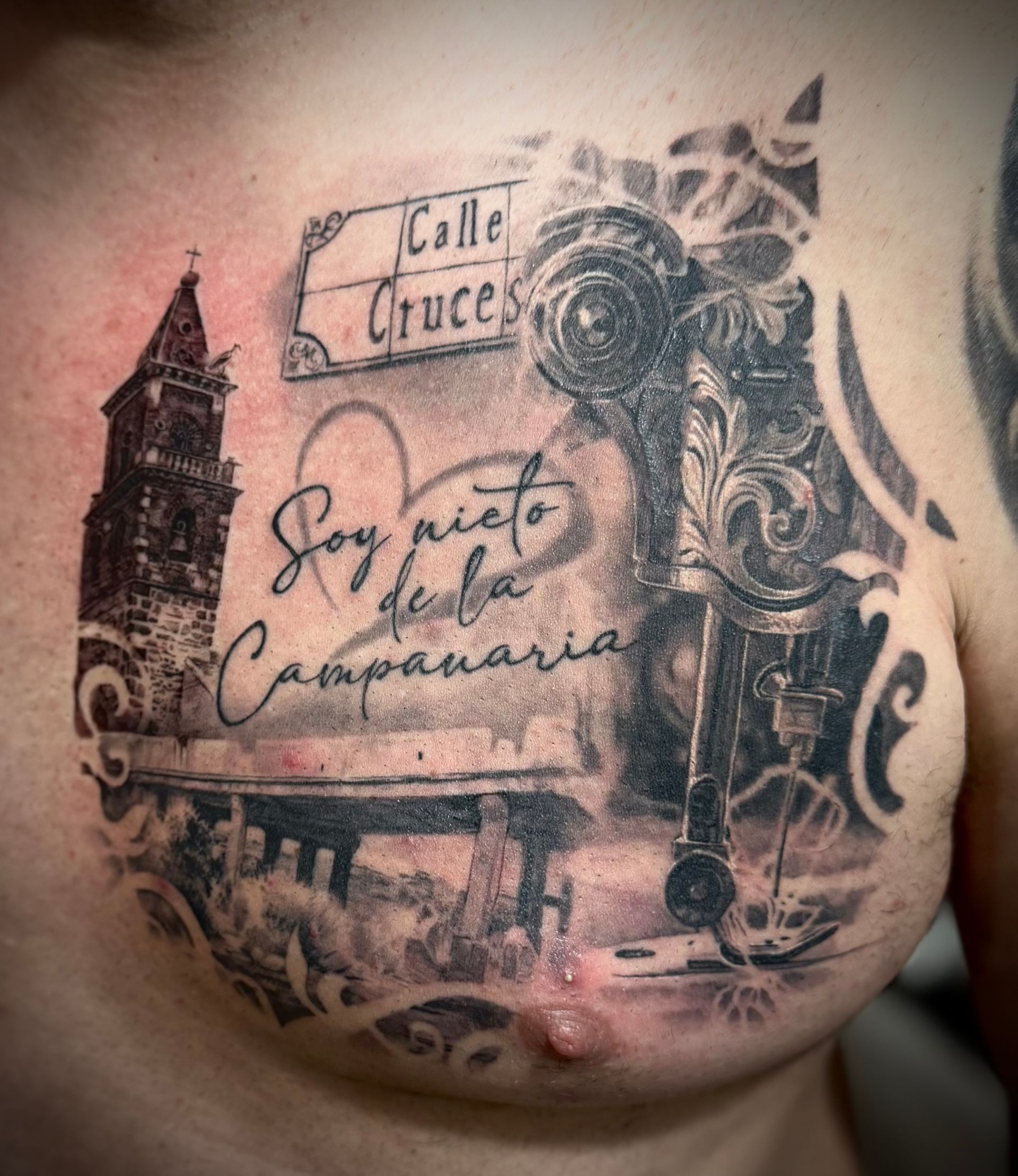 Tatuaje facial en blanco y negro con la inscripción