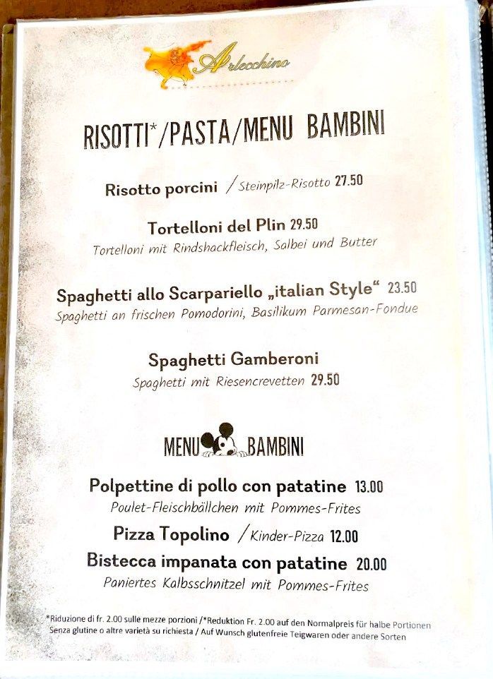 Speisekarte mit italienischen Gerichten: Risotto, Pasta und Kindergerichte.