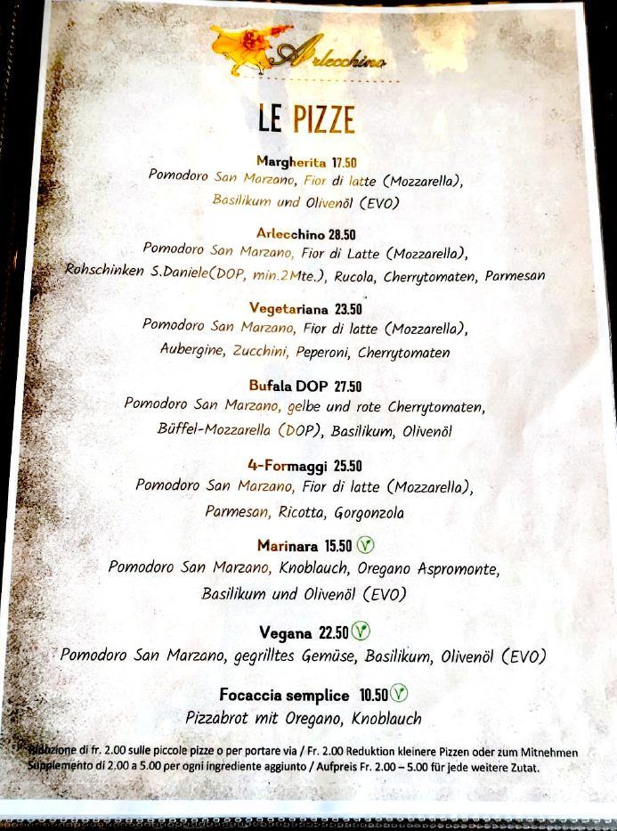 Pizzakarte mit handgeschriebenem Text.