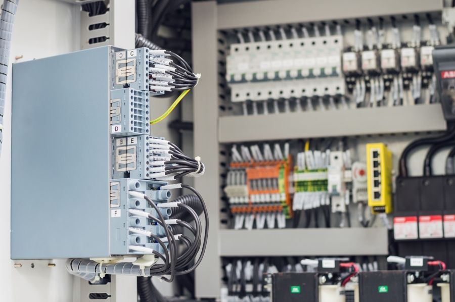 Cuadro eléctrico con medidores e interruptores en una caja de madera. Múltiples vistas.