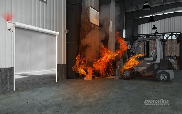 Un incendio devora una carretilla elevadora en un almacén y una puerta cortafuegos protege el resto.