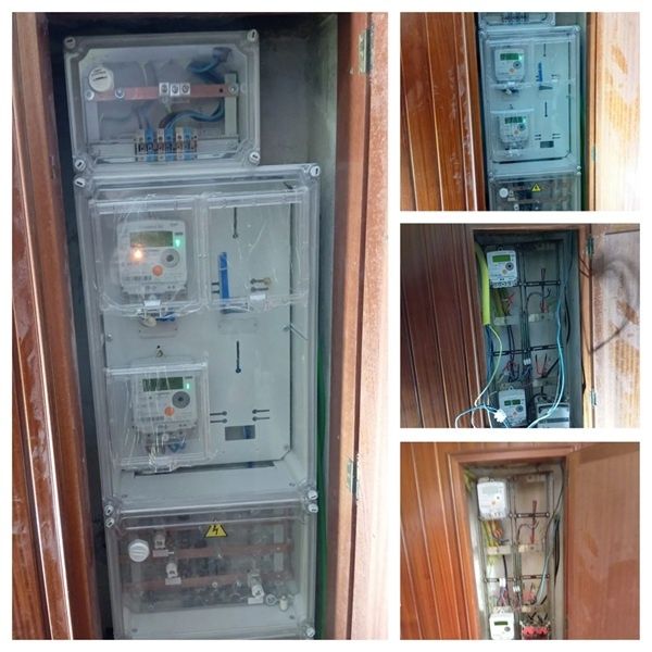 Cuadro eléctrico con medidores e interruptores en una caja de madera. Múltiples vistas.