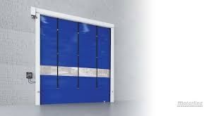 Puerta enrollable rápida de color azul en marco blanco sobre pared de ladrillo.