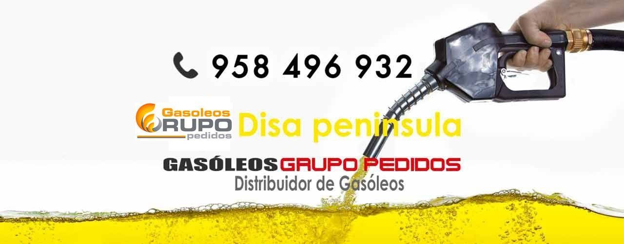 Una persona está cargando gasolina en un automóvil con un surtidor.