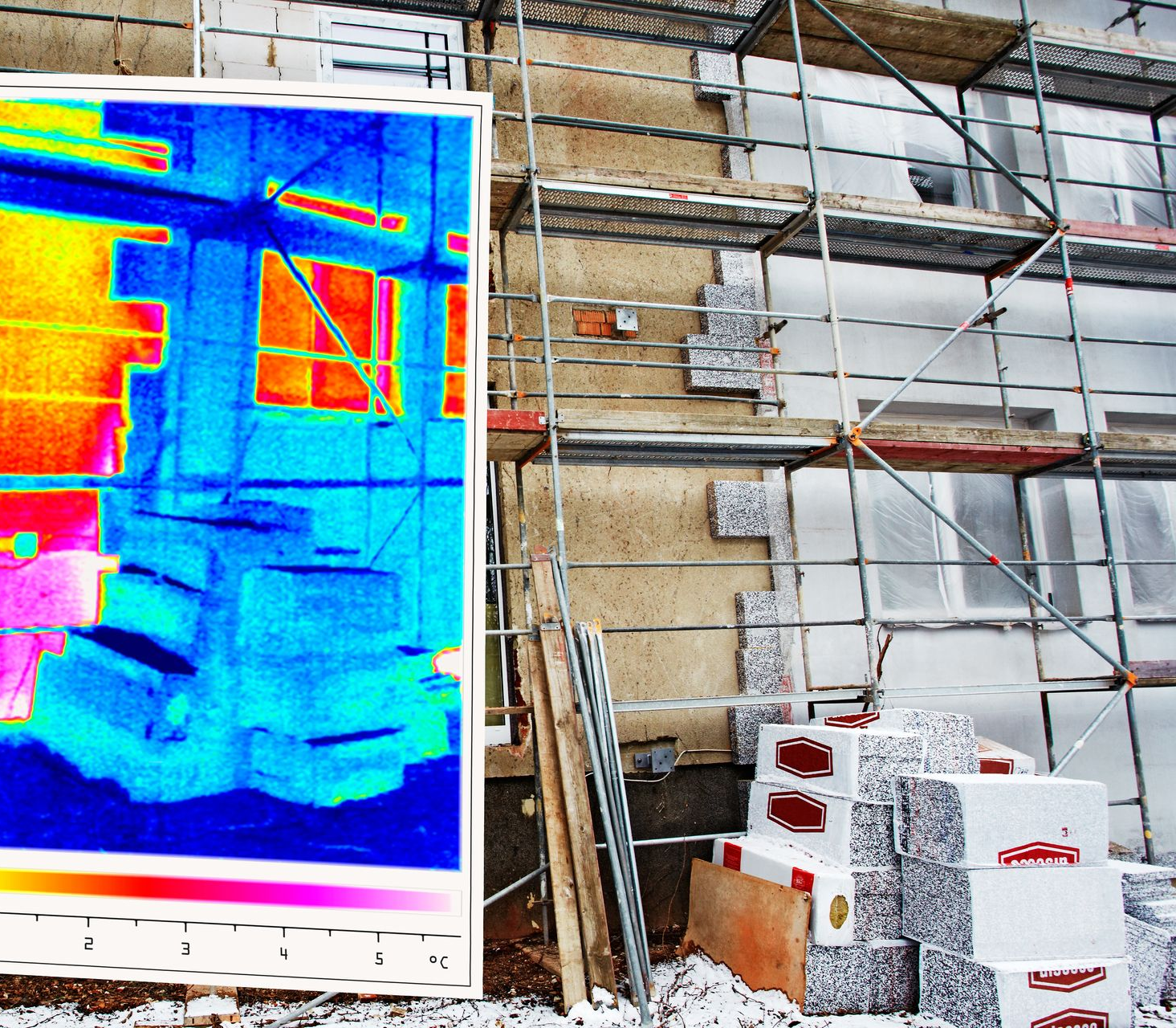 Écran pour évaluation thermique et échafaudage devant mur d'immeuble