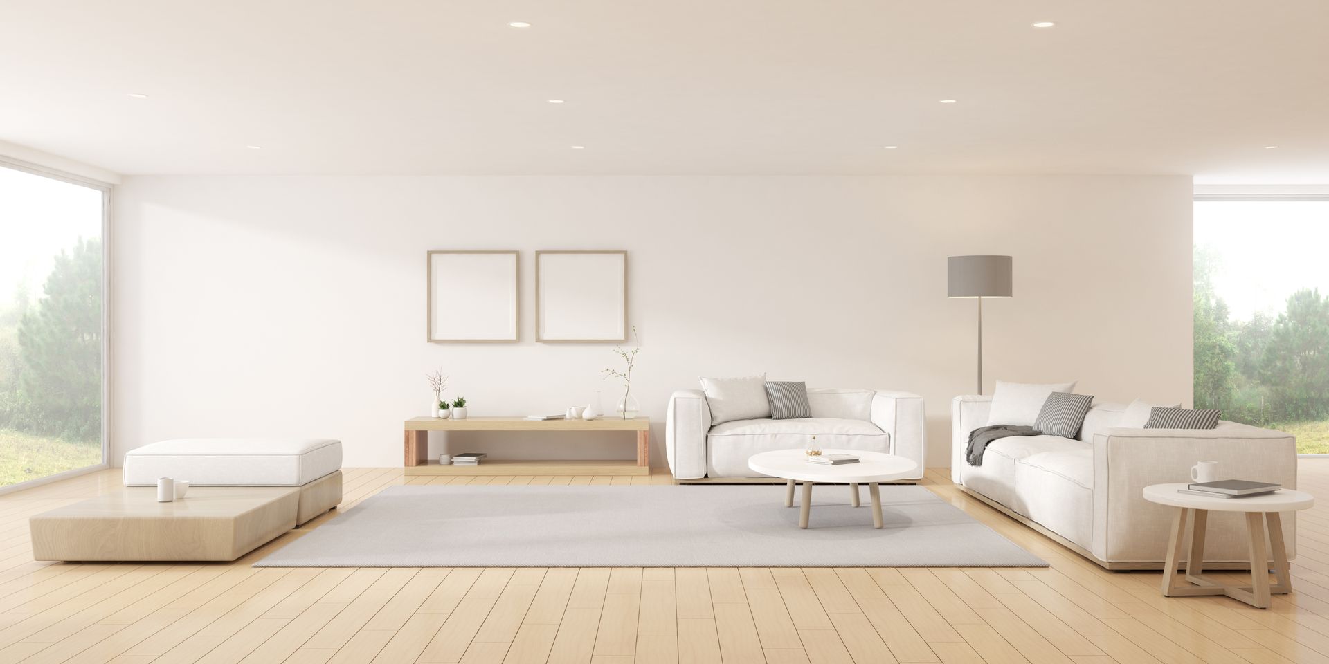 Salon moderne avec murs blancs, parquet clair et grandes fenêtres. Mobilier blanc et tapis aux tons neutres.