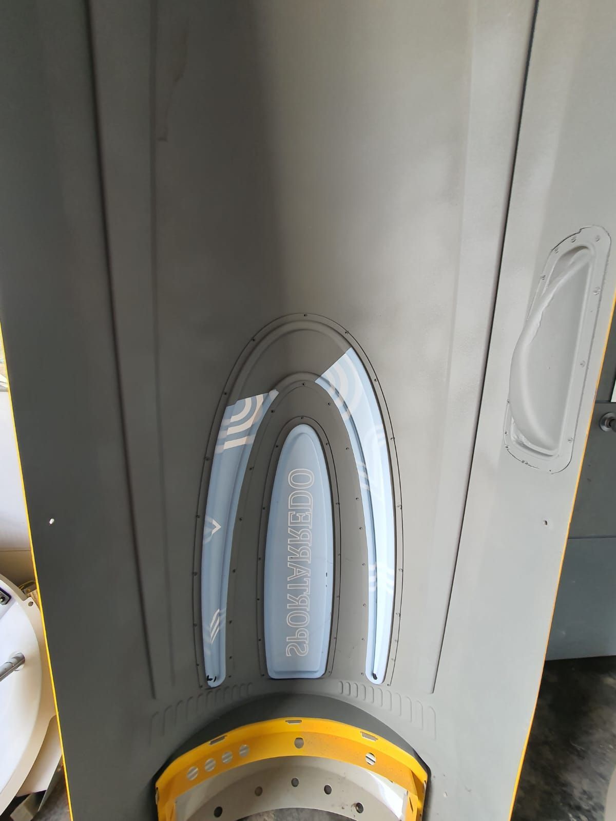 Panel gris con diseño azul y blanco, incluida la palabra “DUOTRONIC” en azul claro.