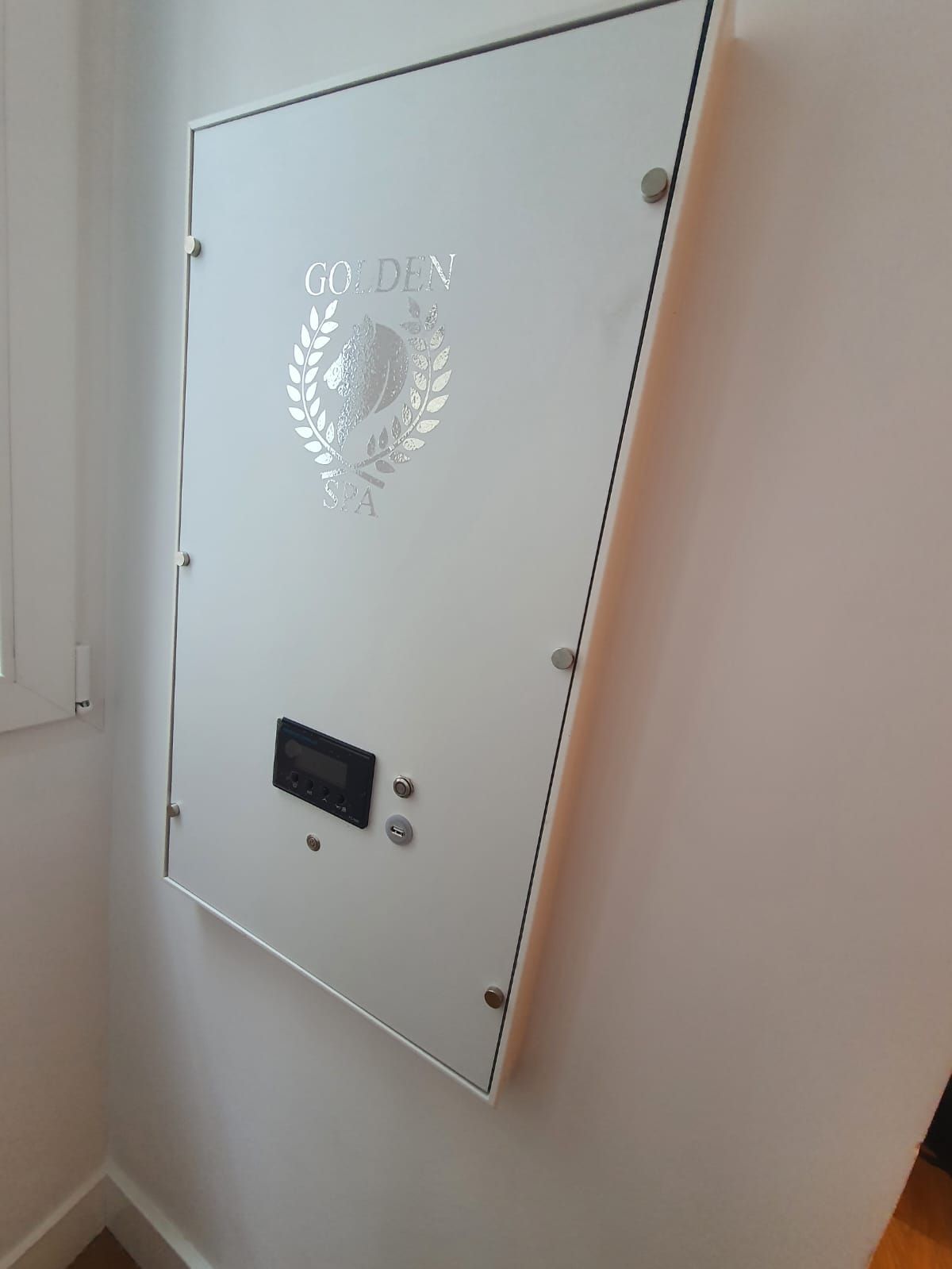 Cuadro eléctrico de pared color blanco rotulado “GOLDEN” con pantalla y botones.