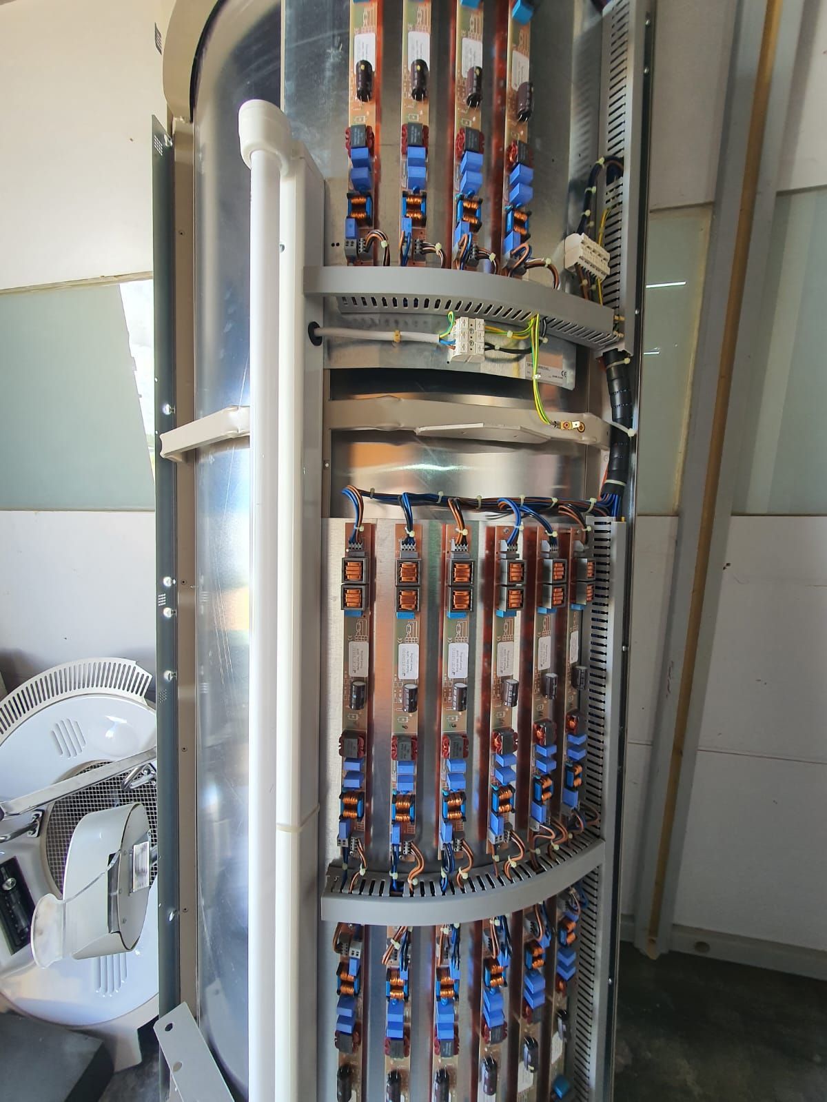 Cuadro eléctrico abierto con numerosos componentes y cableado.