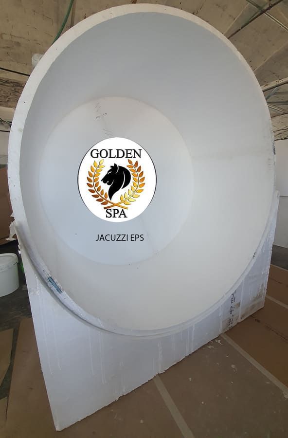 Bañera de hidromasaje blanca con logotipo