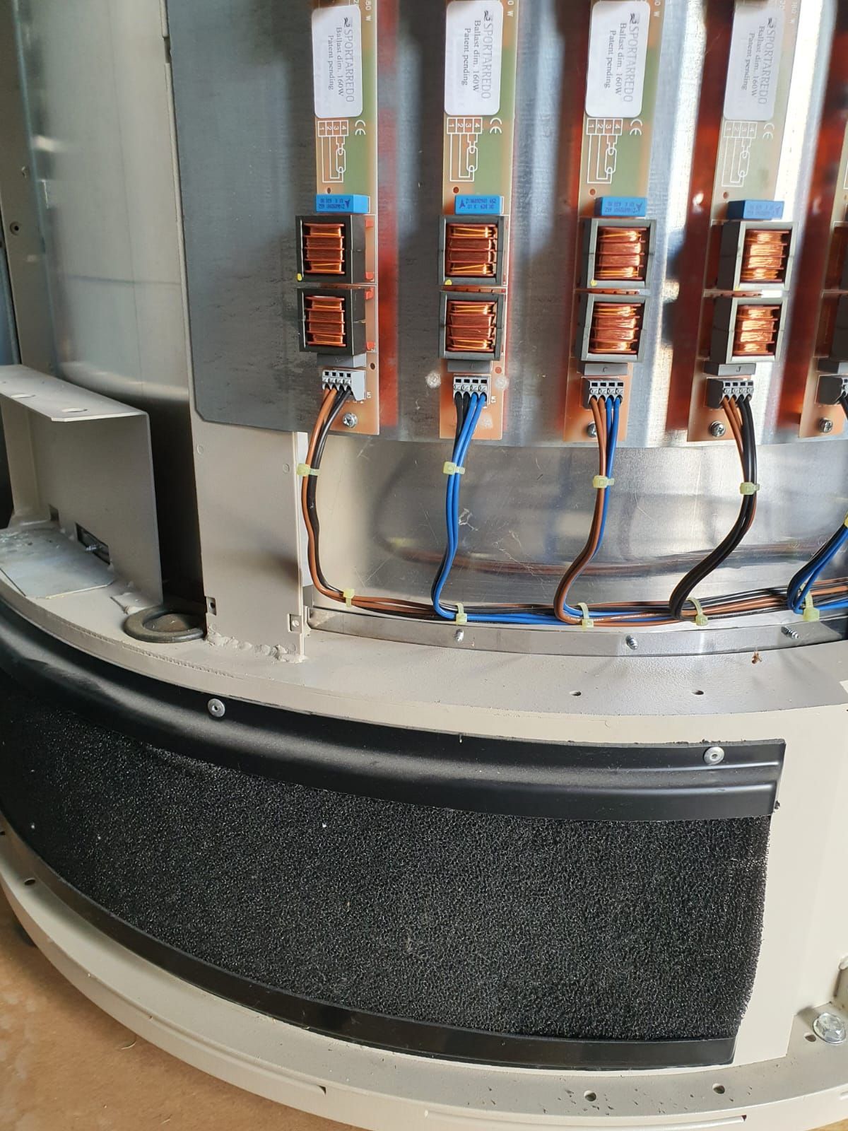 Vista interior del equipo con componentes electrónicos, cableado de cobre y aislamiento de espuma.