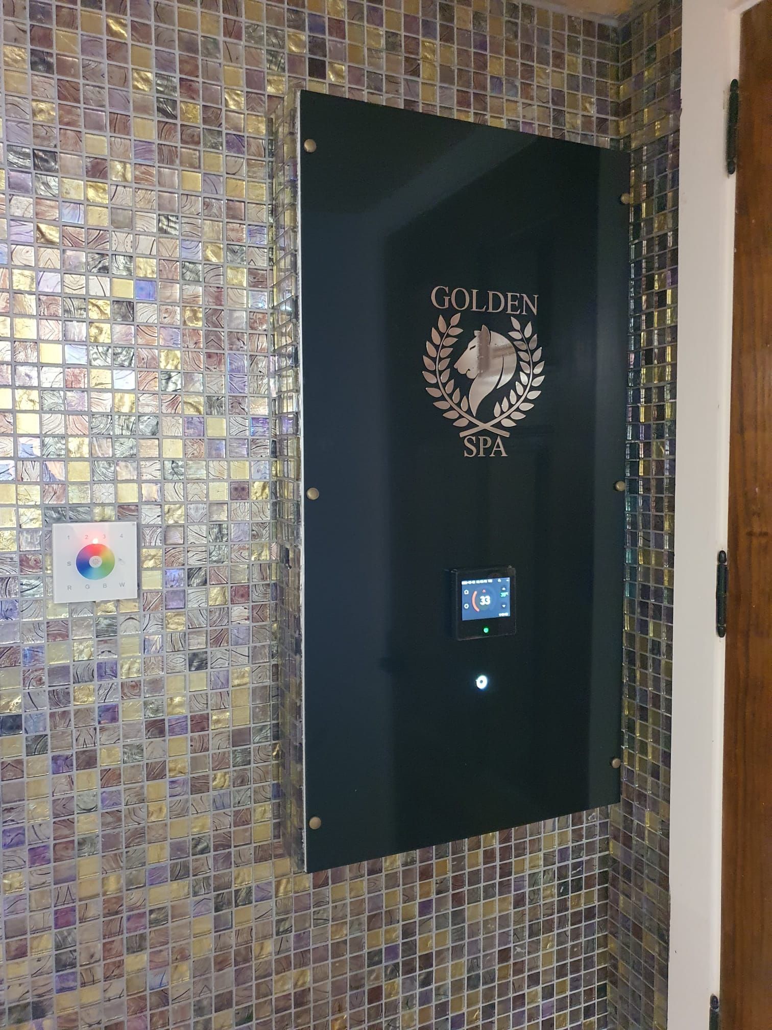 Panel negro con logotipo “Golden Spa”, pantalla de control y mosaicos de colores.