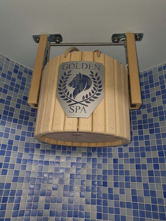 Cubo de madera con el logo