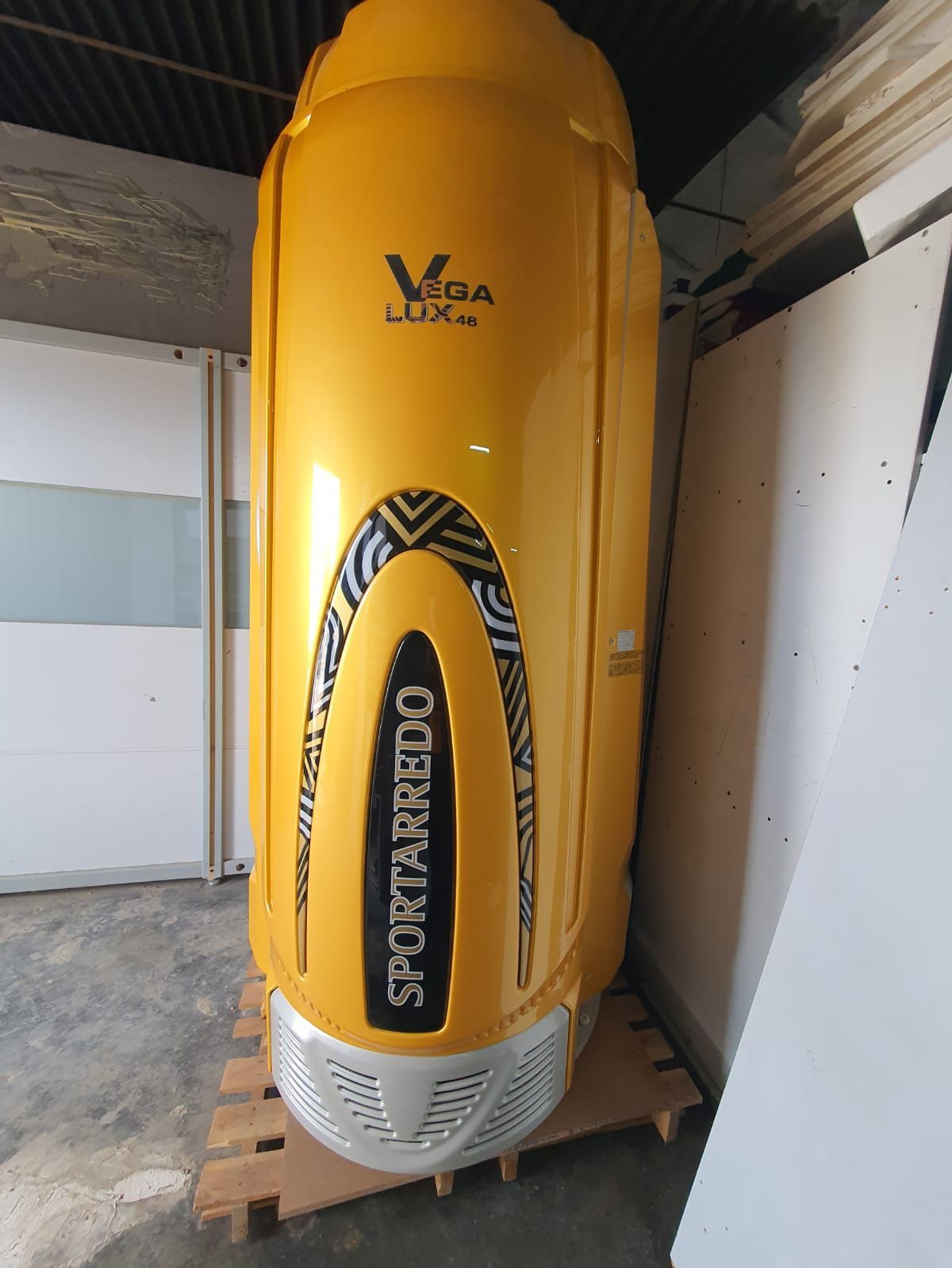 Cama solar vertical de color amarillo con detalles en negro y plata, modelo Sportarredo V-GALA LUX.