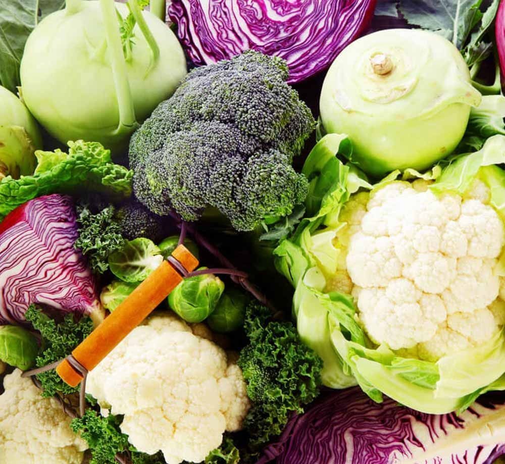 Un montón de verduras que incluyen brócoli, coliflor y repollo.