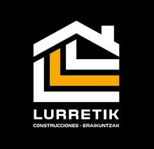 Un logotipo para una empresa constructora con una casa sobre un fondo negro.