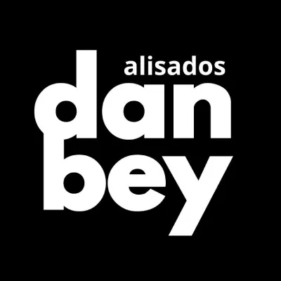 Texto blanco sobre fondo negro que dice "alisados" encima del nombre de la marca "dan bey".