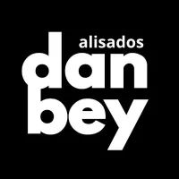 Texto blanco sobre fondo negro que dice "alisados" encima del nombre de la marca "dan bey".