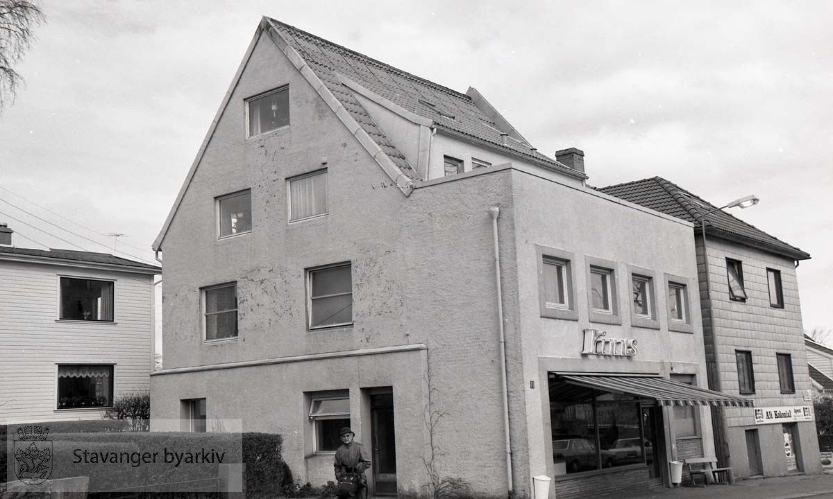 Archive photo of the building with the Finns sign above the shop window