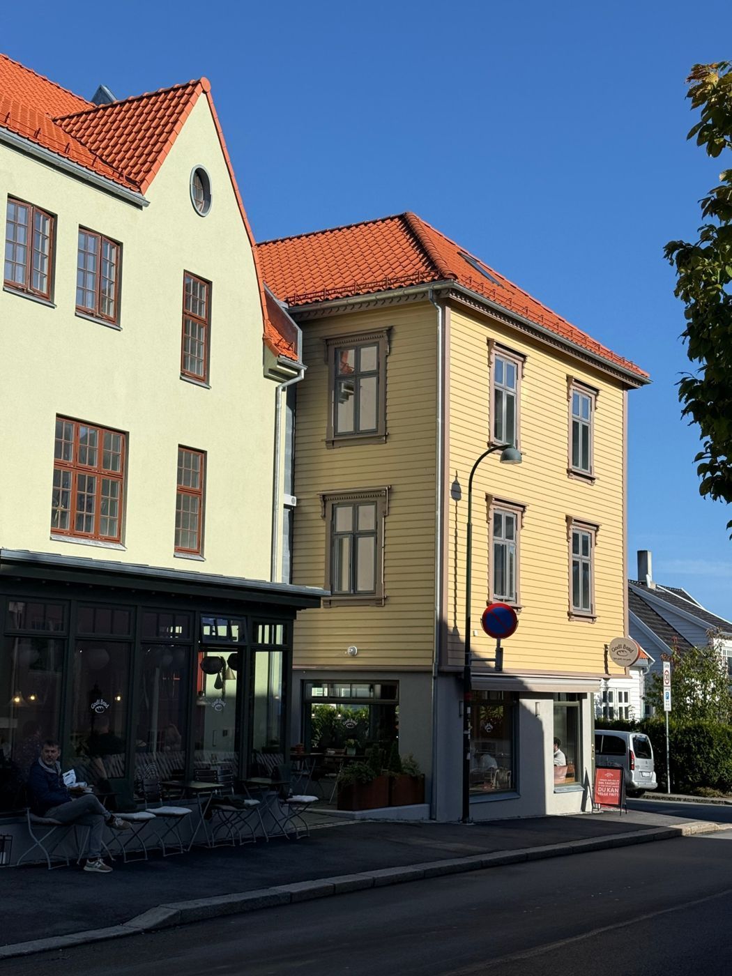 The hotel building beside the yellow corner house with Godt Brød
