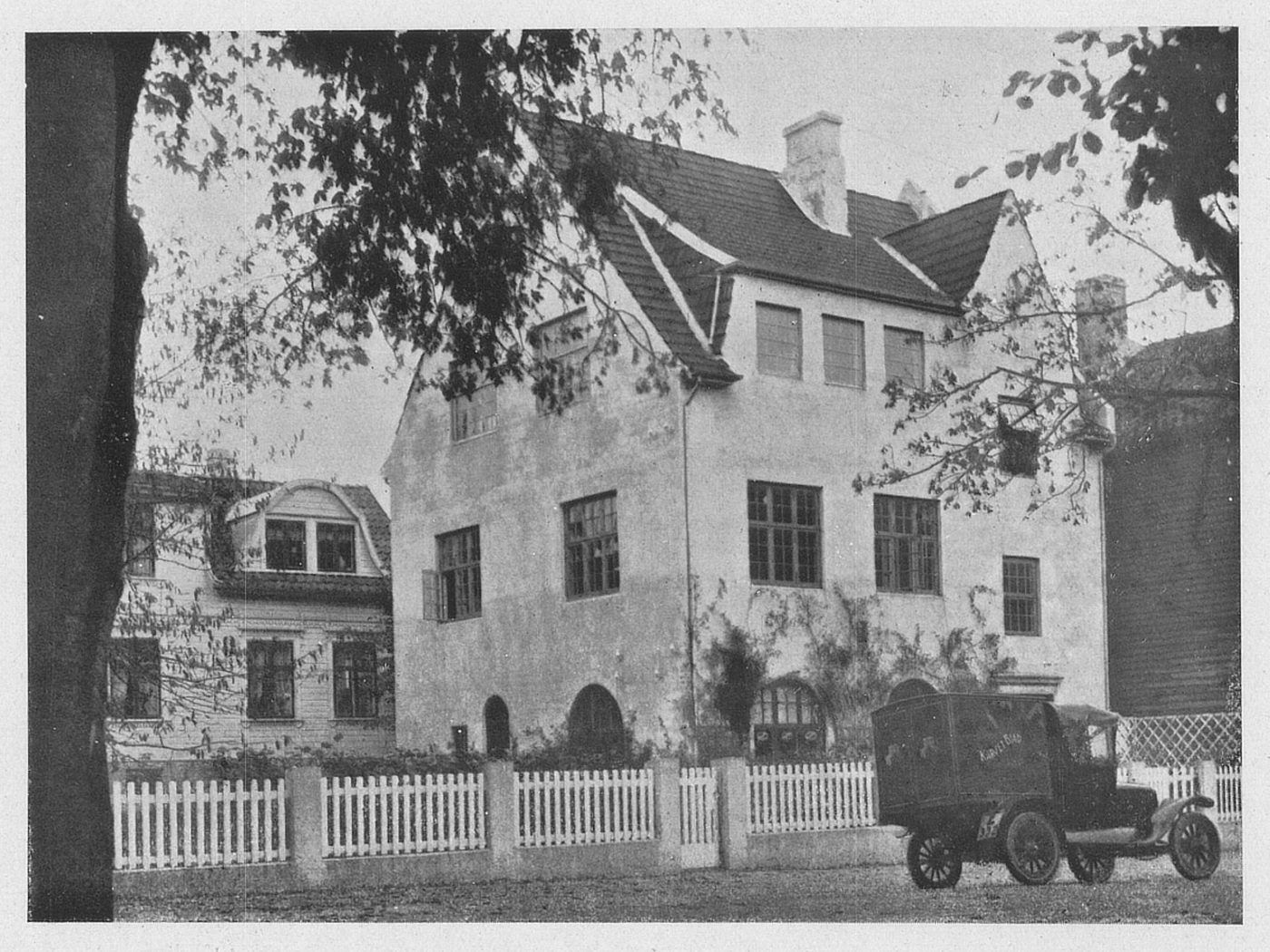 The house as a tobacco factory around 1917