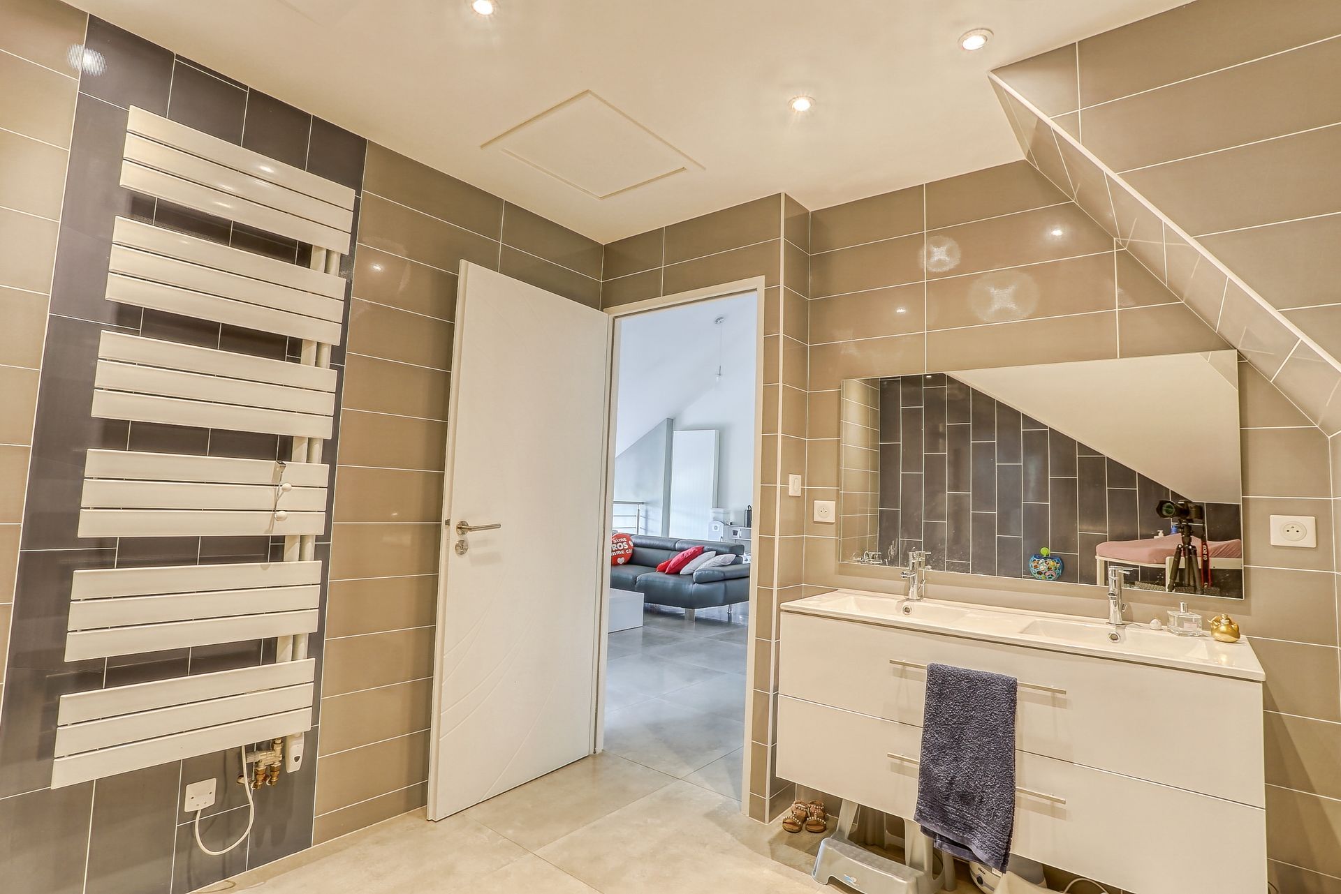 Aménagement de salle de bains, carrelage et double vasque