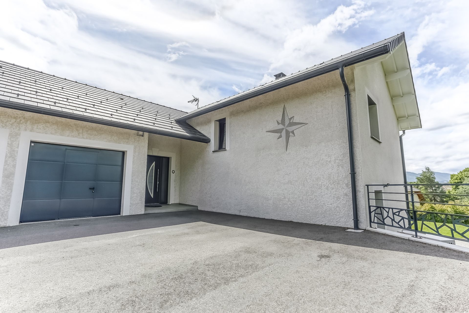 Aménagement d'une devanture de maison avec garage