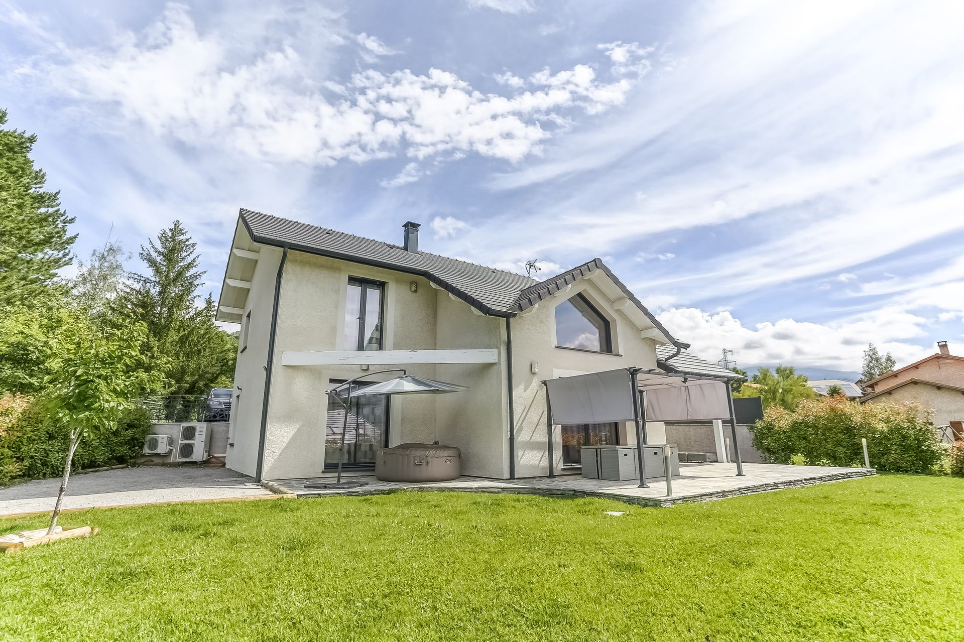Espace extérieur avec coin jardin et terrasse aménagée