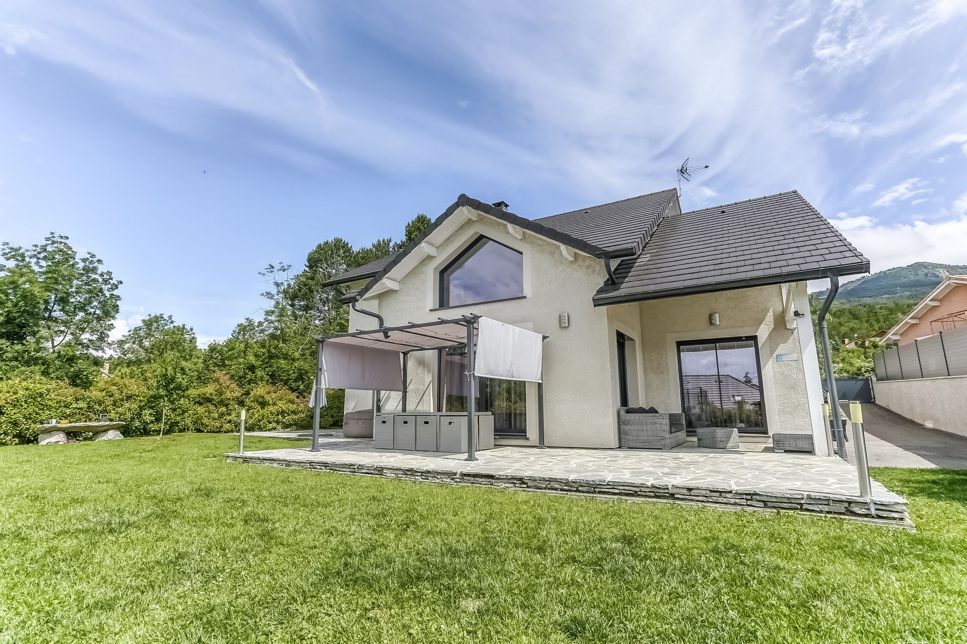 Construction d'une maison individuelle avec aménagement extérieur
