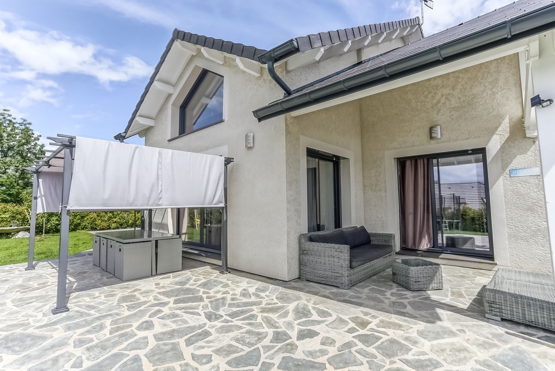 Terrasse extérieure avec sol en pierre