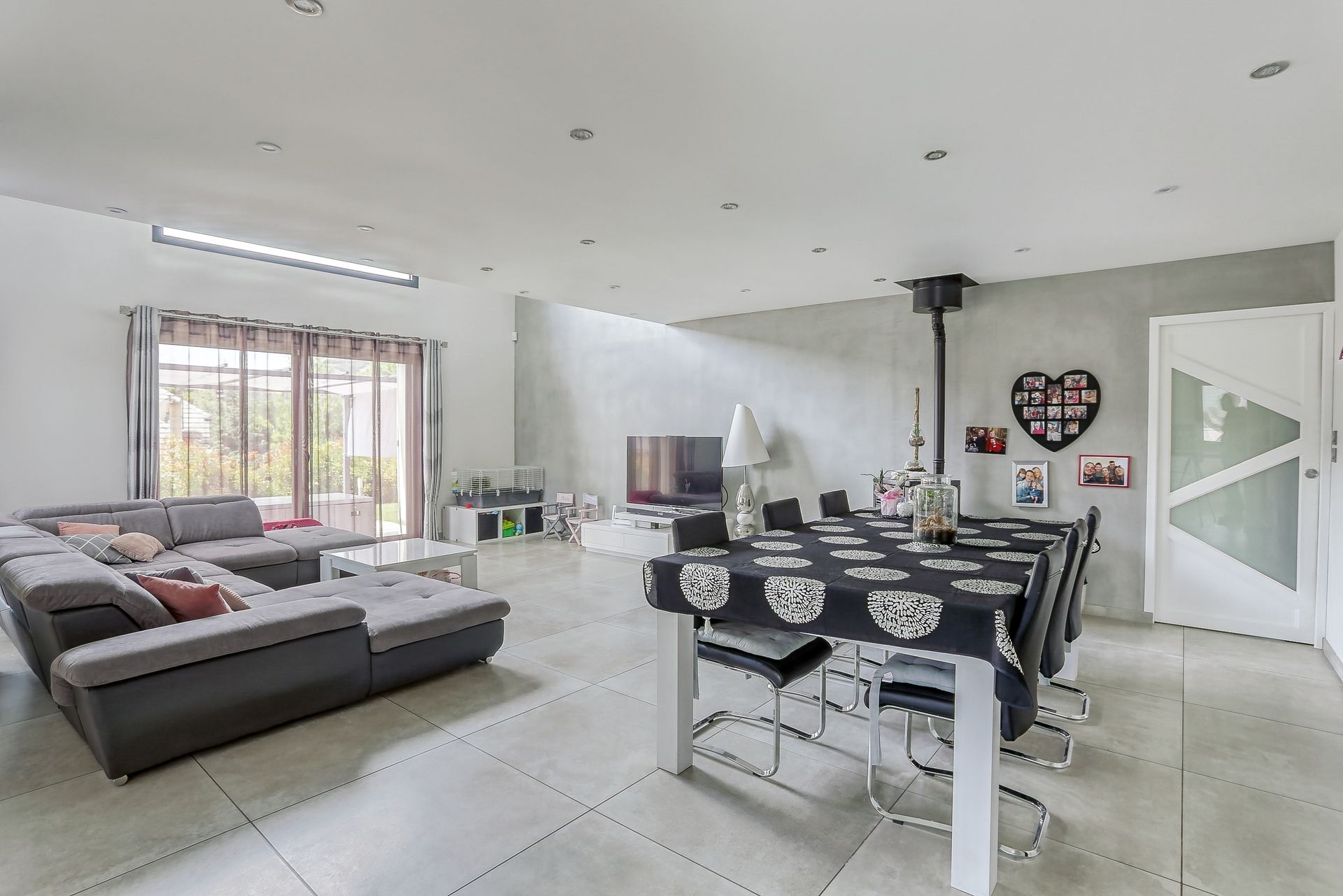 Pièce de vie avec carrelage