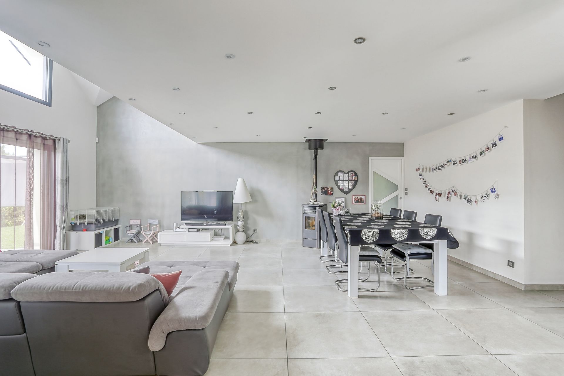 Salon avec carrelage à grands carreaux au sol