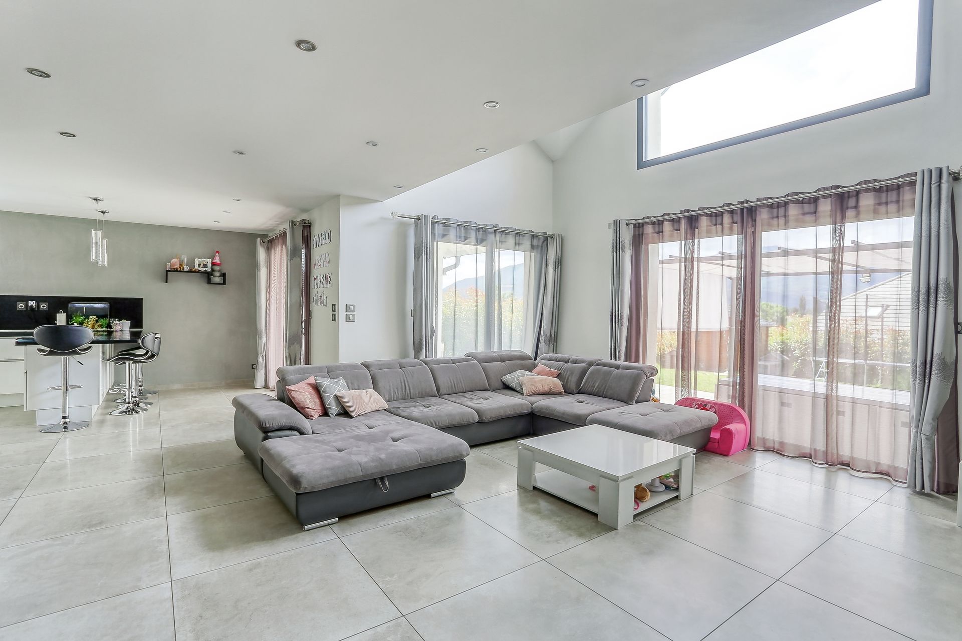 Pièce de vie avec baie vitrée