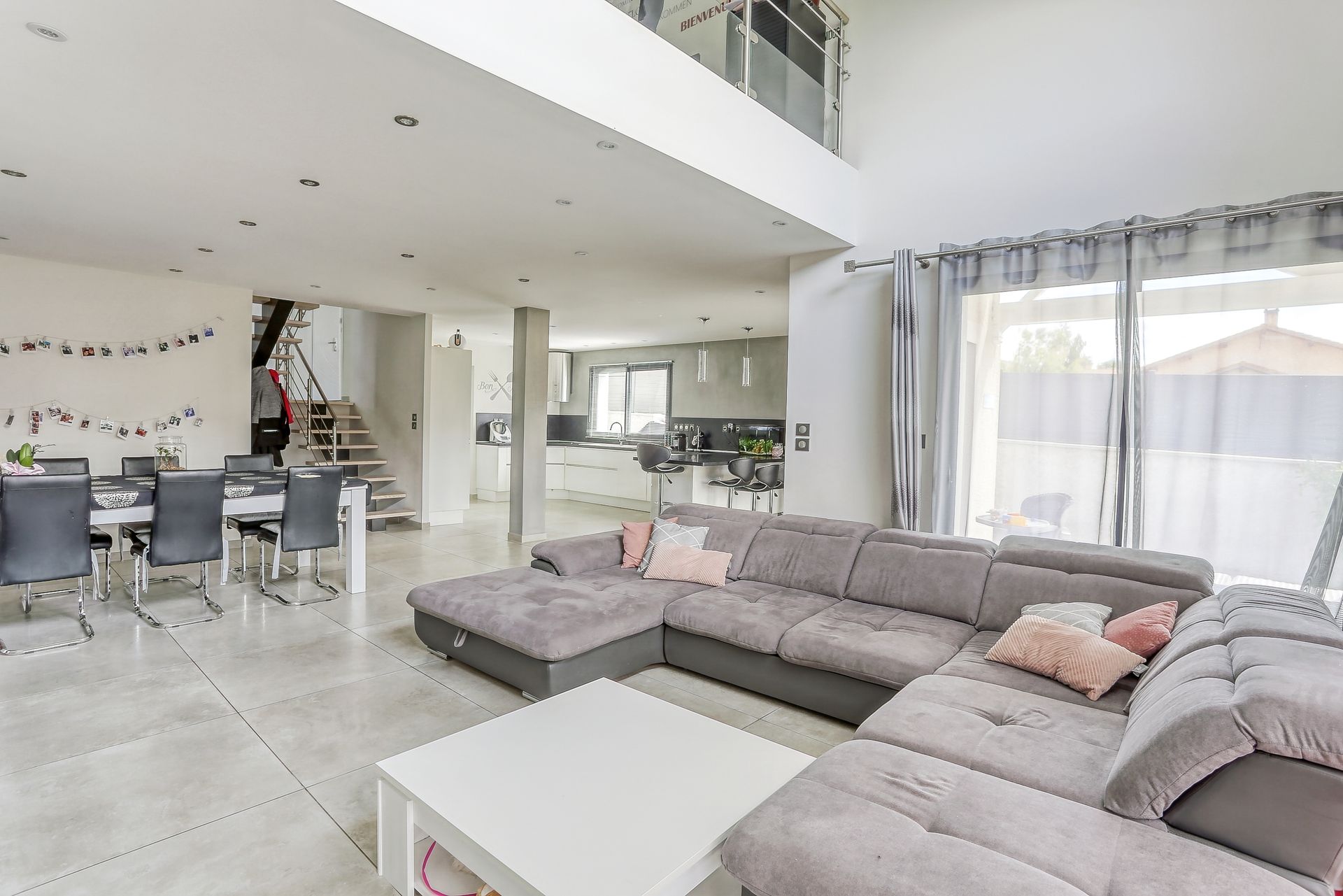 Aménagement d'une pièce de vie et d'une cuisine ouverte