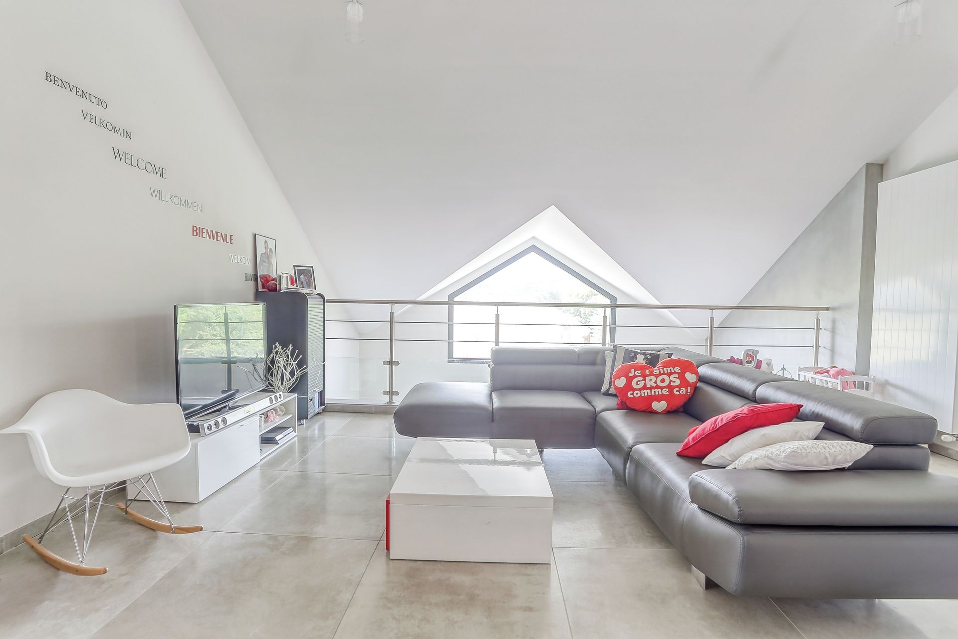 Salon en hauteur dans un espace mezzanine