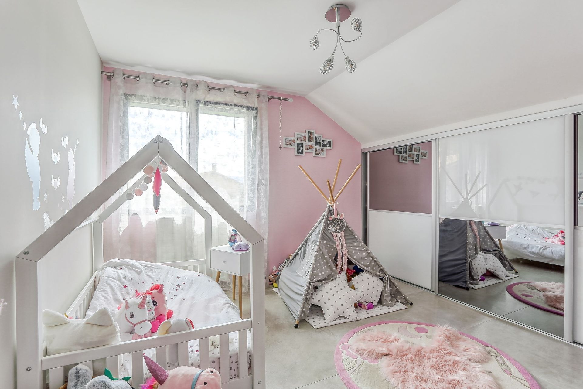 Aménagement d'une chambre d'enfant avec placard intégré